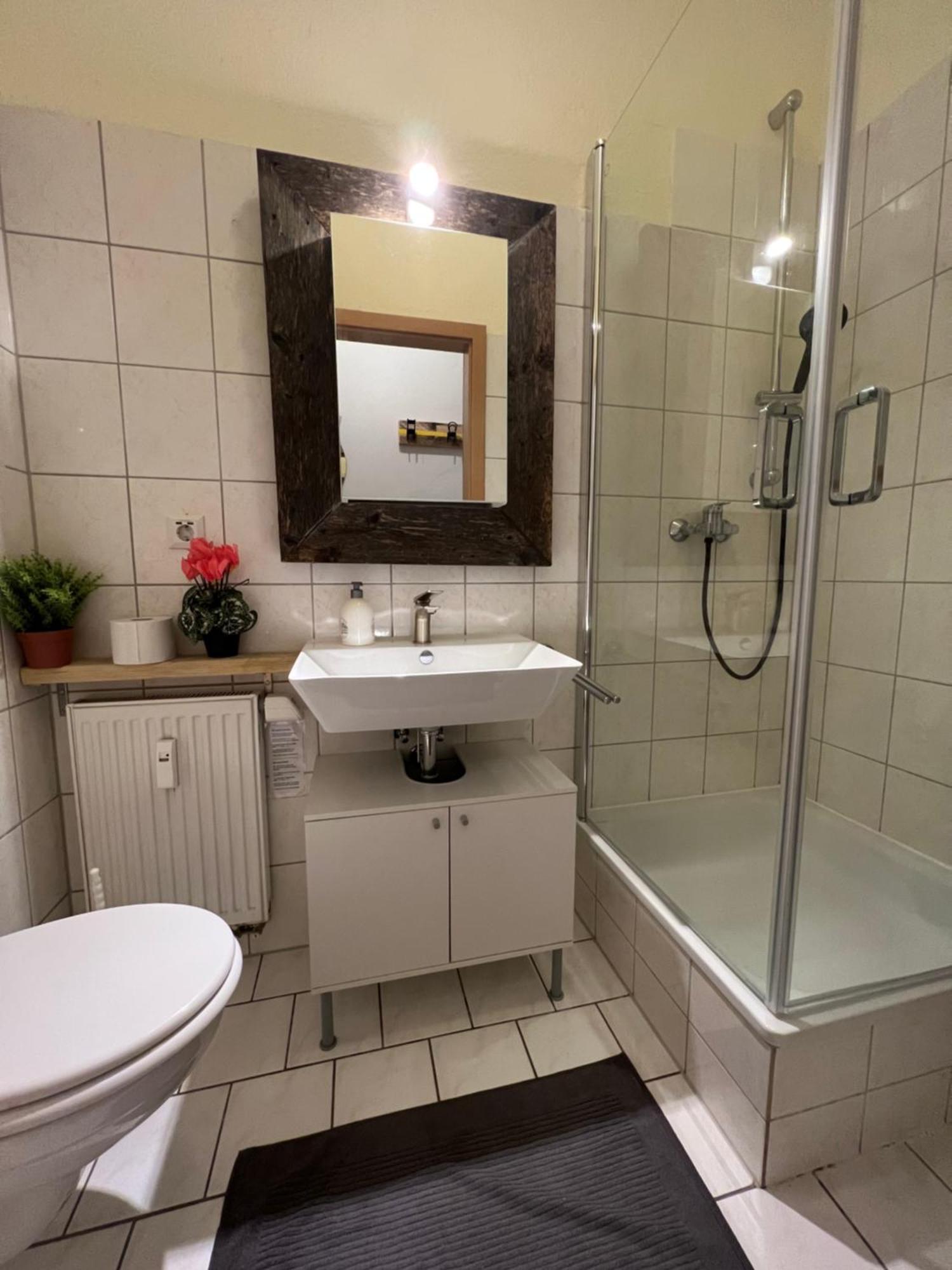 Helle Wohnung In Sudenburg Mit Balkon - Wlan, 4 Schlafplaetze Maagdenburg Buitenkant foto